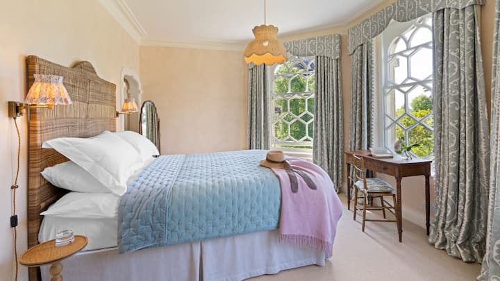 Sovrum ett har en överdådig dubbelsäng