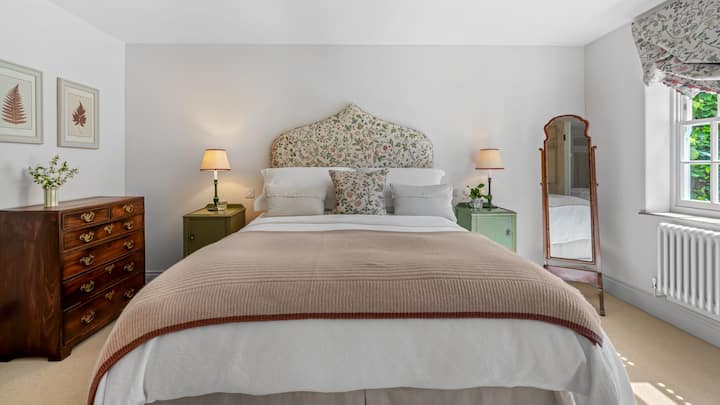 På bottenvåningen har sovrum tre en king-size säng och nås via sovrum fyra