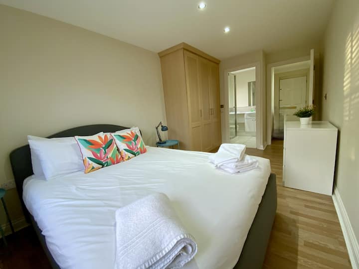 Woking 2-bed Flat With Balcony And Parking - Woking