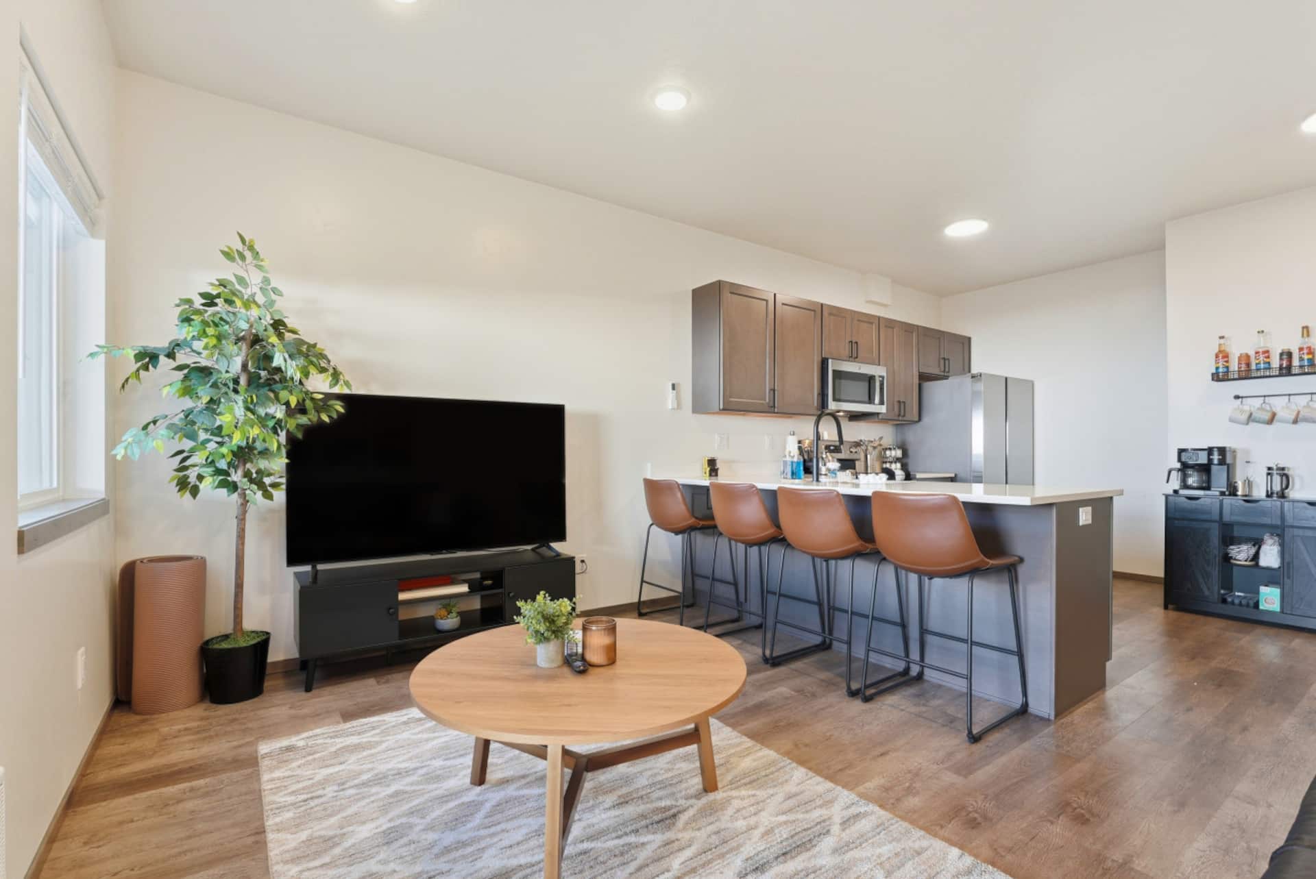 Coffee-Bar Townhome · En-Suites · Garage