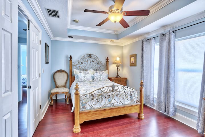 Comfort Cove-bay Views, Walk To Beach - St. Petersburg, FL