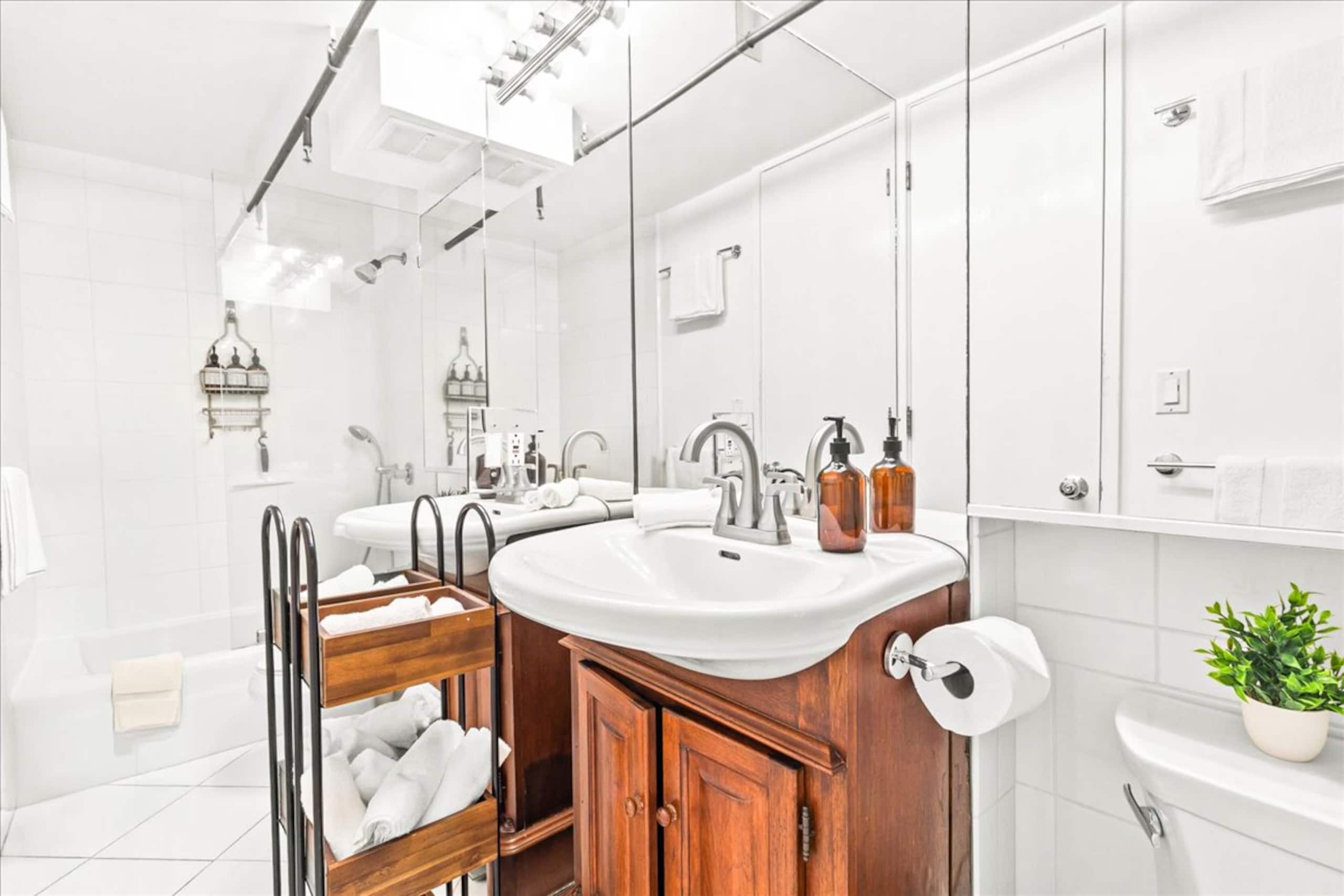 Condo in Honolulu · ★4.55 · 1 bedroom · 2 beds · 1 private bath - Image 7