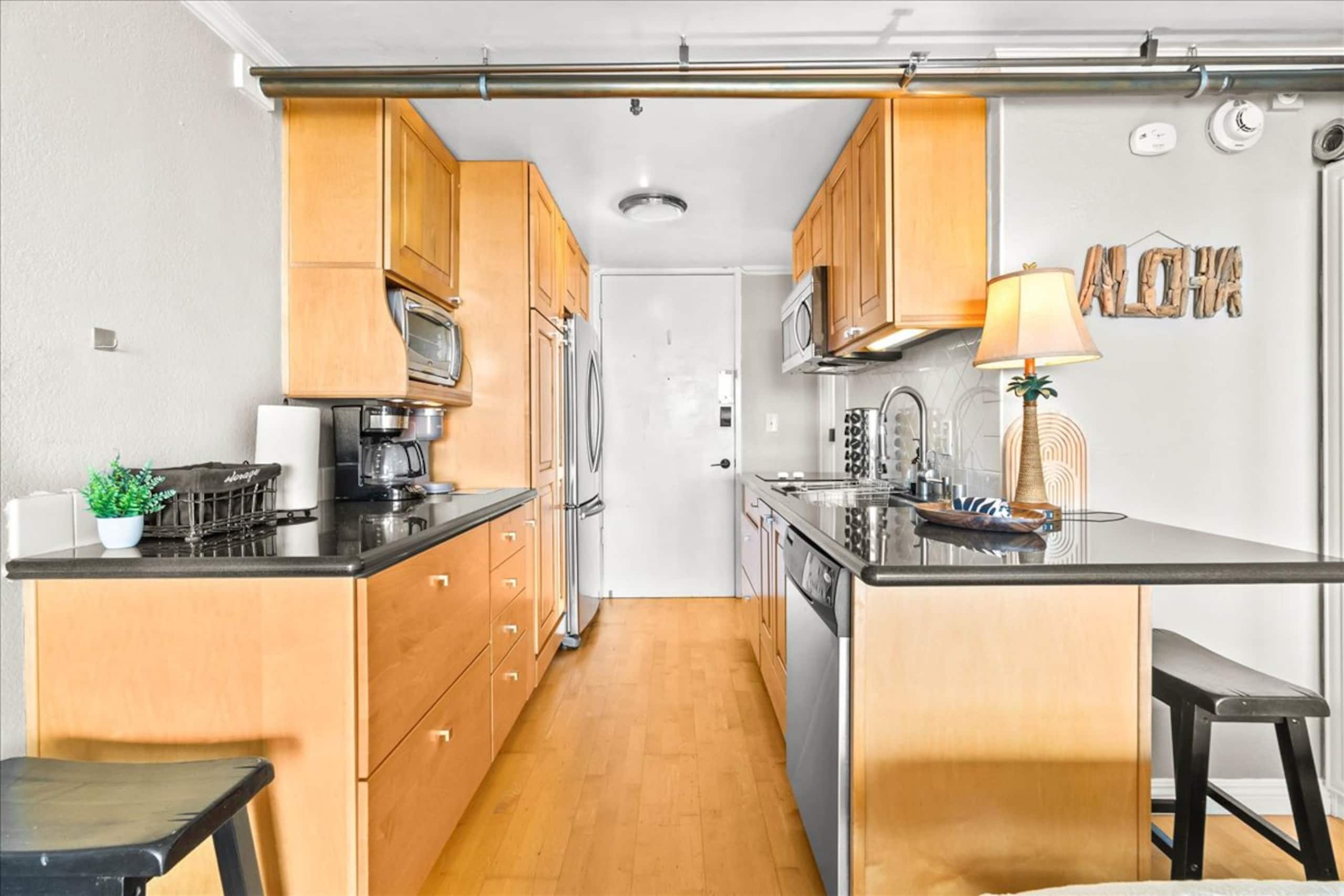 Condo in Honolulu · ★4.55 · 1 bedroom · 2 beds · 1 private bath - Image 4