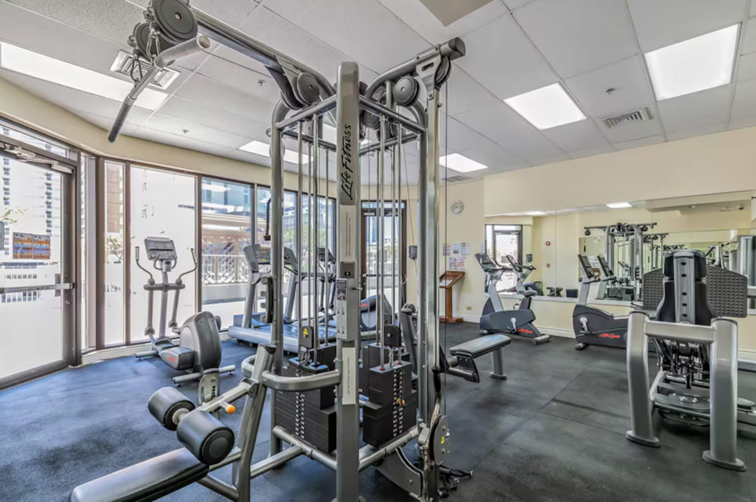 Condo in Honolulu · ★4.55 · 1 bedroom · 2 beds · 1 private bath - Image 37