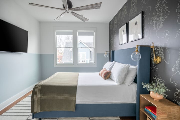 ห้องนอนหลักมีเตียงควีนไซส์และห้องน้ำในรวม (เฟธ)