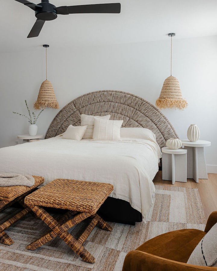 İkinci mərtəbədə əsas yataq otağı. Four Seasons kurortunda istifadə olunan ağıllı televizorlar və eyni təmtəraqlı döşəklərlə təchiz edilib