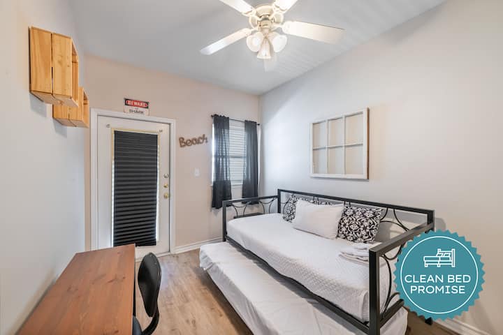 Relájese en su acogedor dormitorio con encanto costero, que cuenta con un cómodo sofá cama, decoración con temática de playa y ventilador de techo para una comodidad perfecta.