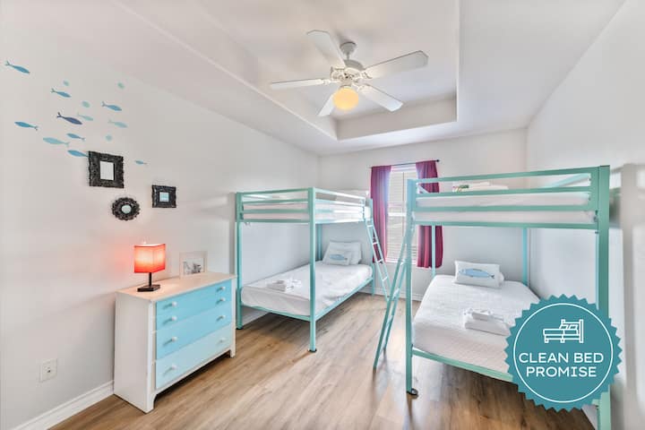A tus hijos les encantará esta habitación con literas de temática marina, con divertidos adhesivos de peces en la pared y camas acogedoras listas para dulces sueños.