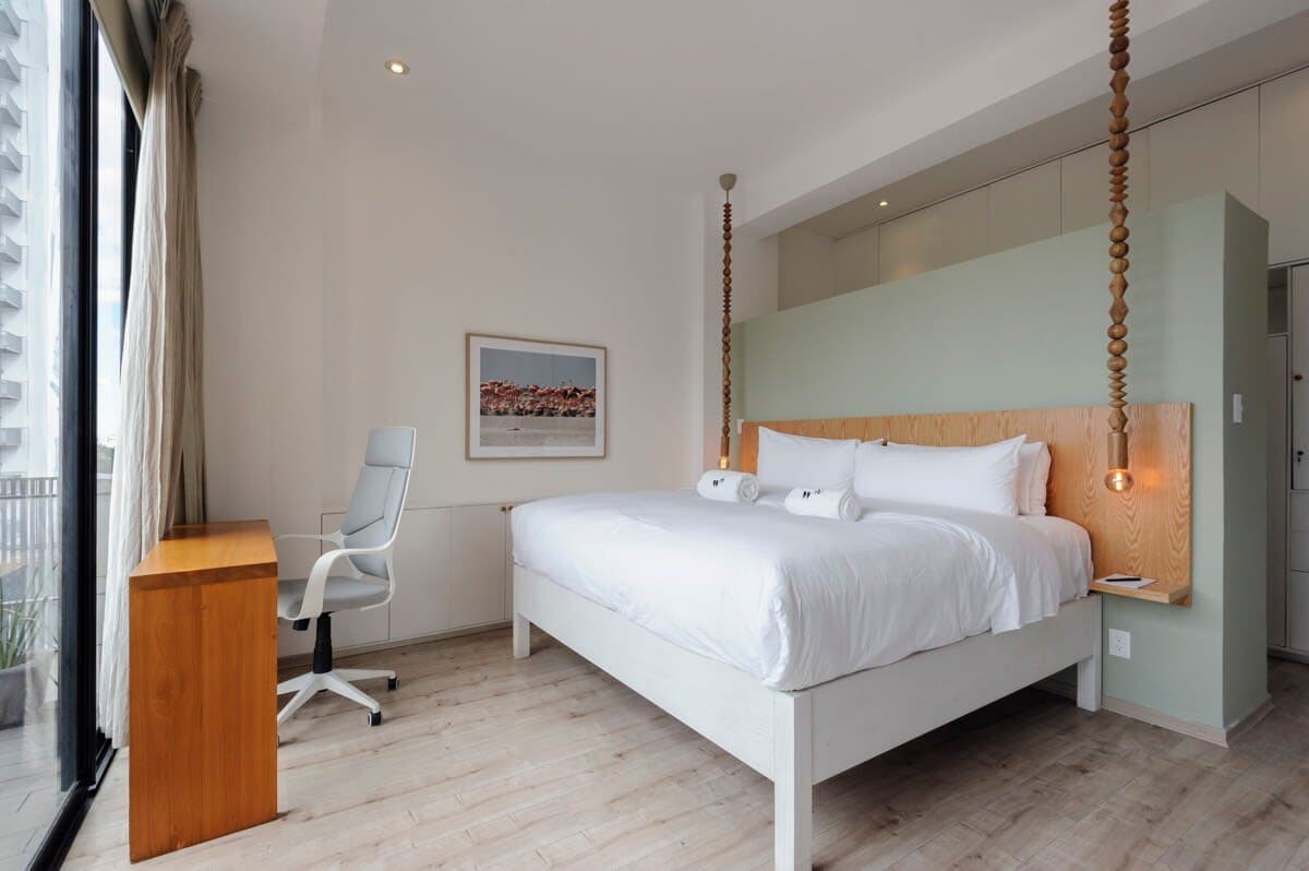 Preciosa habitación con espacio para trabajar.