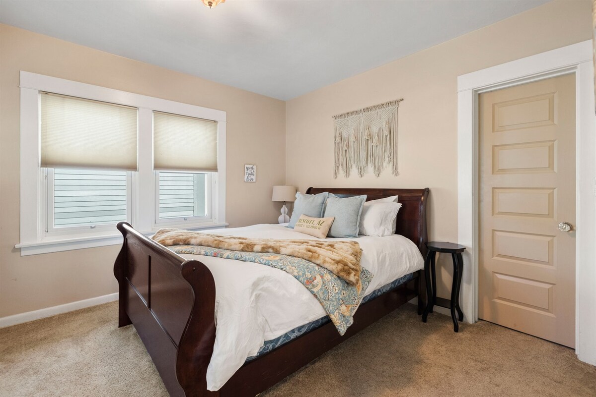 שינה שלמה ושלווה מחכה לכם בחדר השינה השלו הזה, הכולל מיטת קווין סייז נוחה ואווירה מרגיעה.