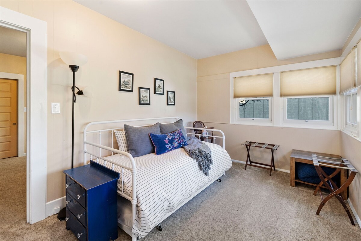 חדר השינה הנוח השלישי הוא מקום מפלט רב-תכליתי, הכולל מיטת יום נוחה ושירותים מלאי מחשבה לאורח, כמו מעמדים למזוודות לנוחיותכם.