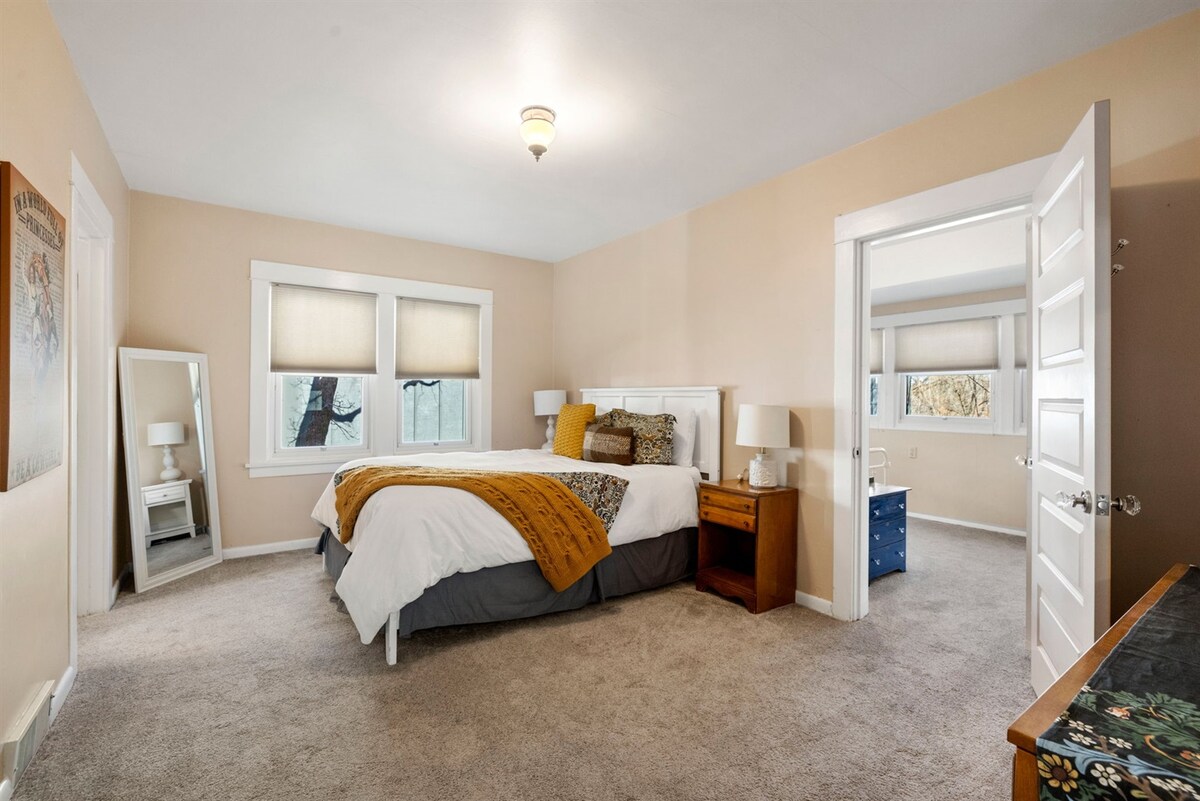 להתרחק מהעולם בחדר השינה המרווח, הכולל מיטת קינג סייז מפוארת ואווירה בהירה ושלווה למנוחה אולטימטיבית.