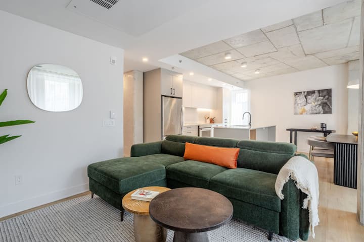 Un grand divan-lit rembourré qui se transforme facilement en un espace de couchage supplémentaire, parfait pour les amis ou la famille.