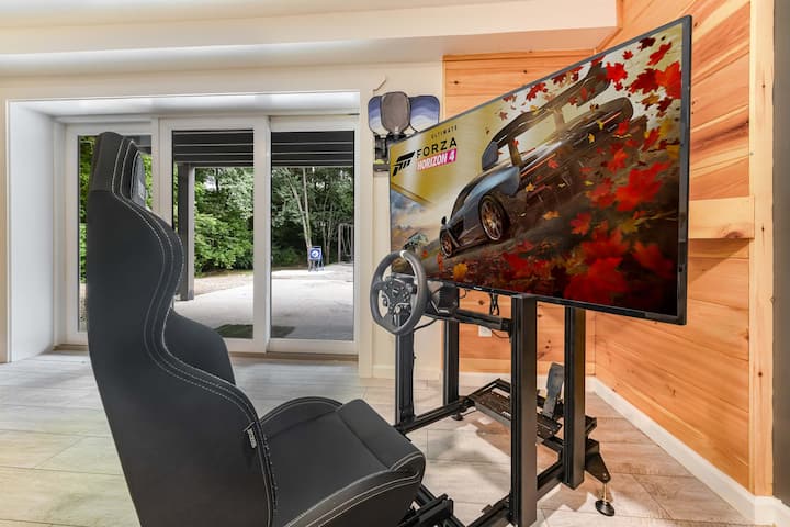 Spacious cabin w/hot tub, pickleball & theater