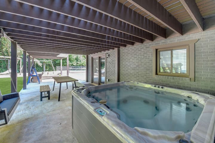 Spacious cabin w/hot tub, pickleball & theater