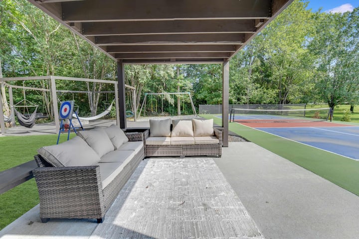 Spacious cabin w/hot tub, pickleball & theater