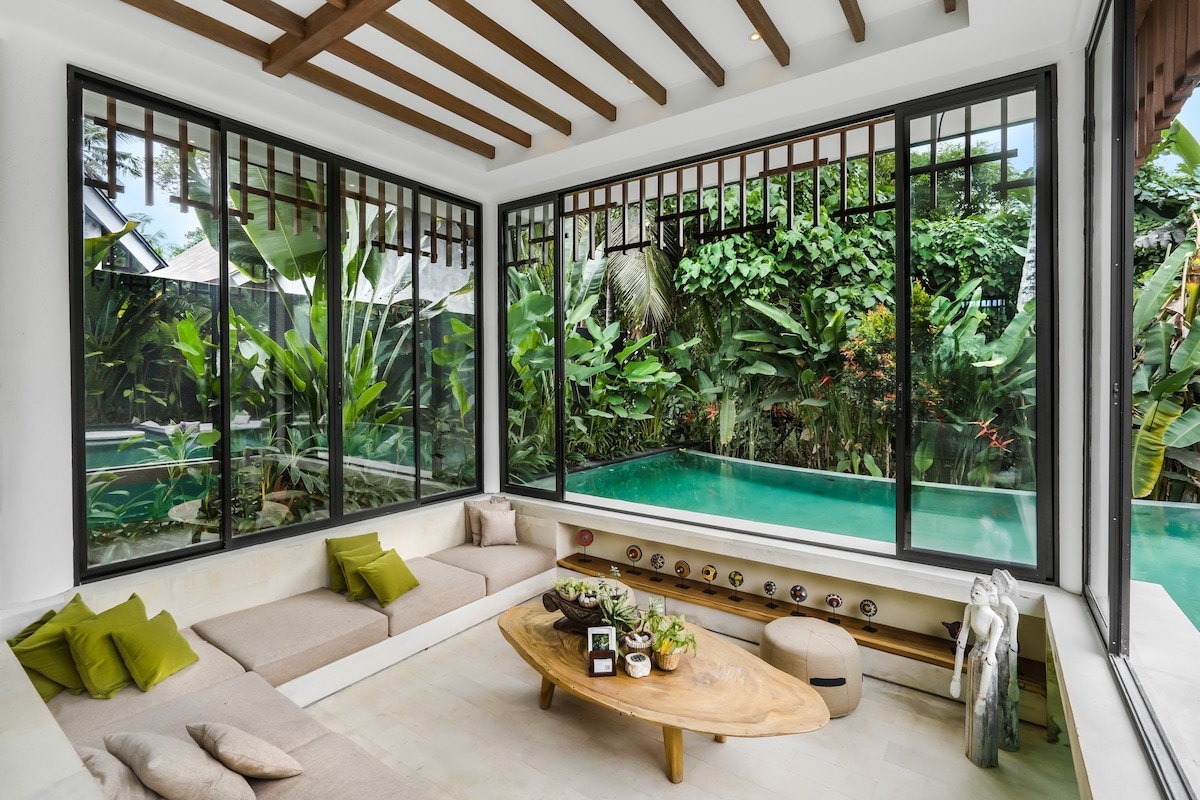 Villa in Tampaksiring · ★4.8 · 4 bedrooms · 4 beds · 4 baths, comparabile Airbnb
