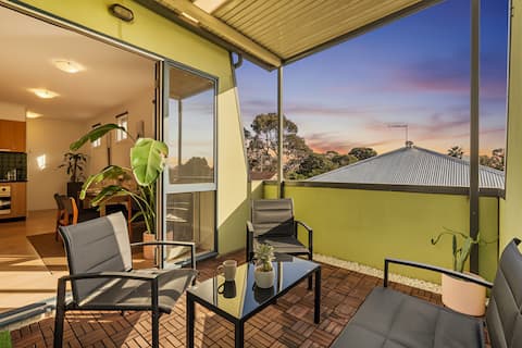 Spacious Duplex | Tram Stop | Brunswick East