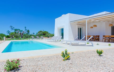 Modern high end villa with pool 2km from sea