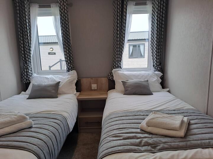 Chambre double avec linge de lit et serviettes. 