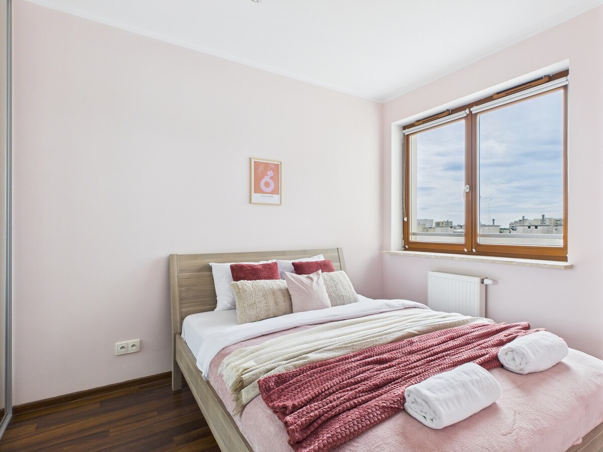 Კომფორტული ორადგილიანი საწოლი, გარდერობი.