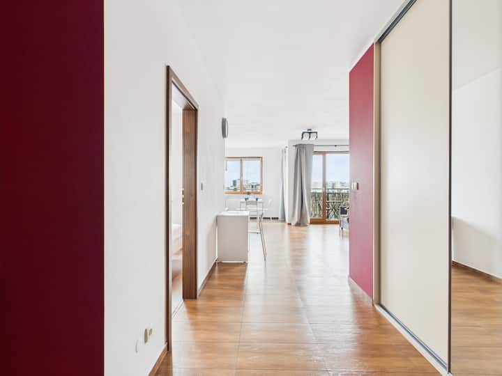 Udoban kutni kauč na razvlačenje, TV, stol + stolice, radni stol, balkon.