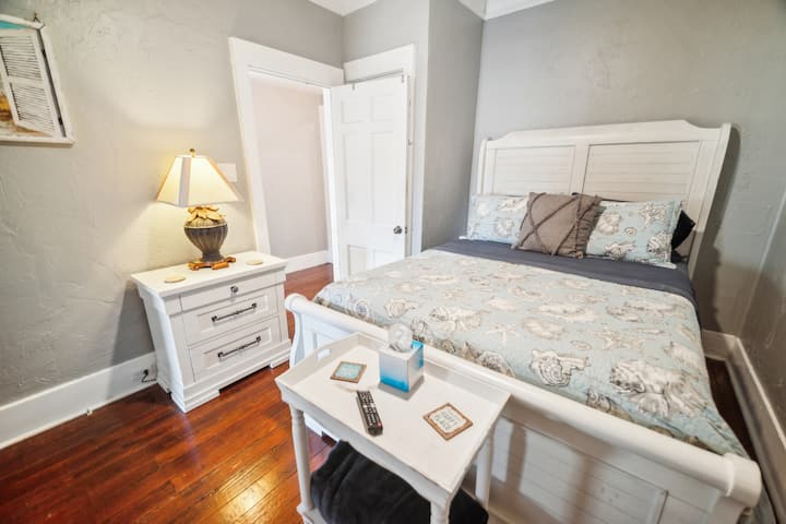 Unutarnji prostori, svjetiljka, krevet, namještaj, uređenje doma