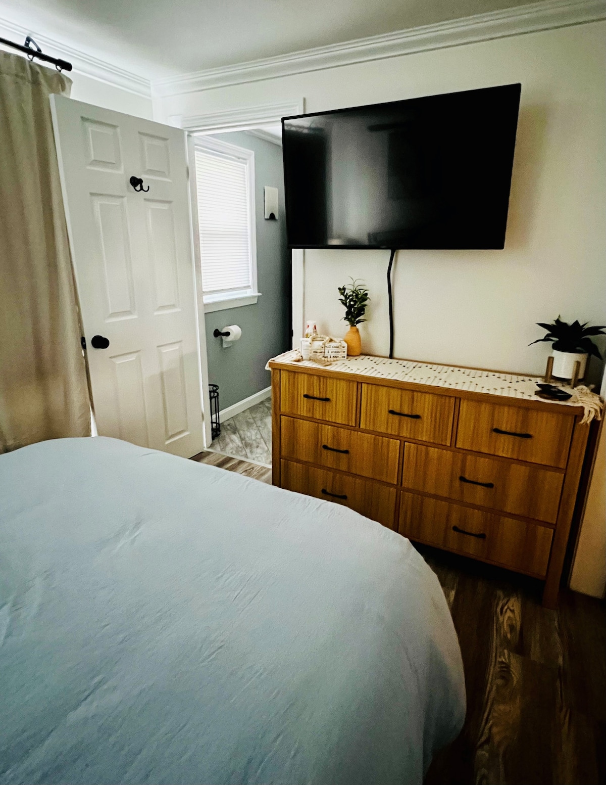 Televisheni ya HD Streaming na Bafu Kamili la Chumba cha Kujitegemea