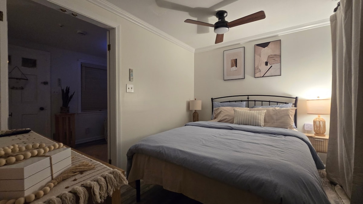 Jioni tulivu ukiwa na Televisheni ya Utiririshaji ya HD, Kiyoyozi au Feni ya Dari