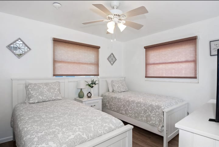 Gornji kat 2 dvokrevetne sobe za goste