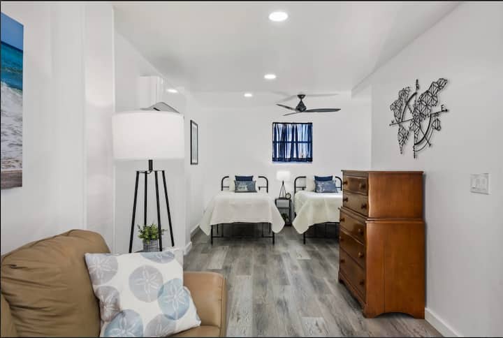 Niža razina 2 kreveta za jednu osobu i sofa na razvlačenje (veličine 160 x 200 cm)