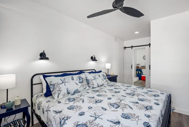 Privatna soba s velikim bračnim krevetom na nižoj razini