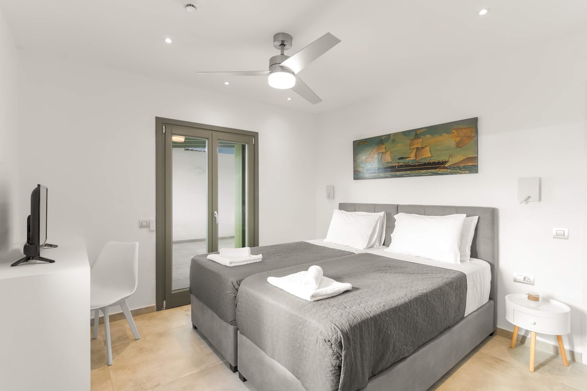 Interijer spavaće sobe – pogled prema dnevnom boravku
Ima bračni krevet, prirodno svjetlo i povezan je sa zajedničkim prostorom.