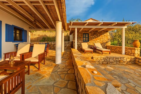 Blue Seaside Retreat - Fully Equipped Garden Gem