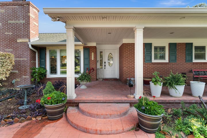 At Waves Edge Vacation Rentals managed Airbnb listing 2