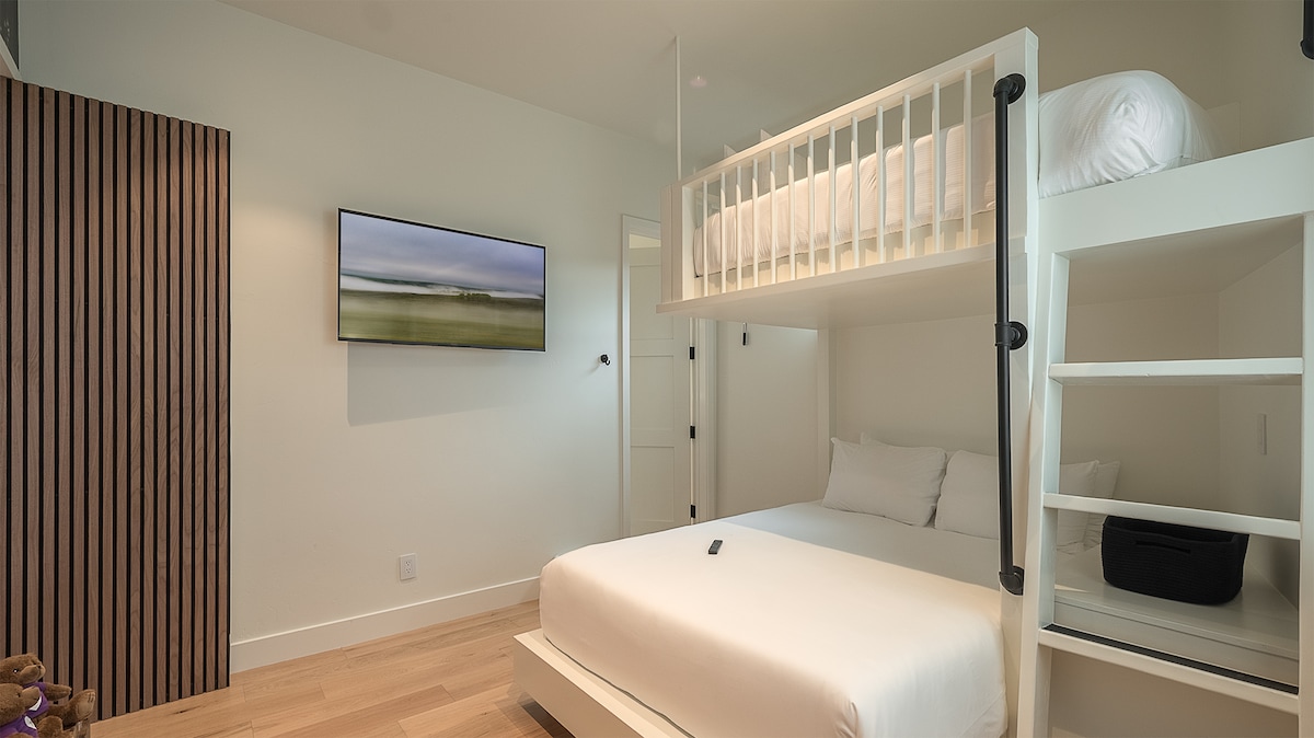 Chumba cha 4 cha kulala, Kiwango cha Chini - Pacha wa chumba cha kulala juu ya ghorofa ya malkia