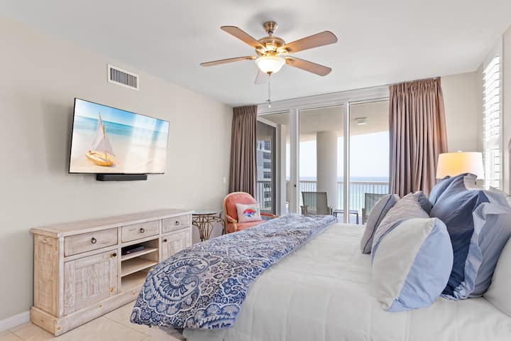 חדר שינה ראשי עם מיטת קינג