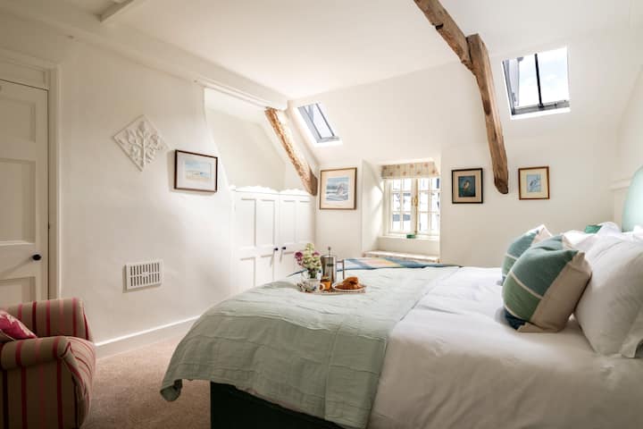 Dormitorio con cama super-king (se puede hacer con dos camas individuales bajo petición) con vistas a la playa de guijarros, mucho espacio para deshacer las maletas y acomodarse.