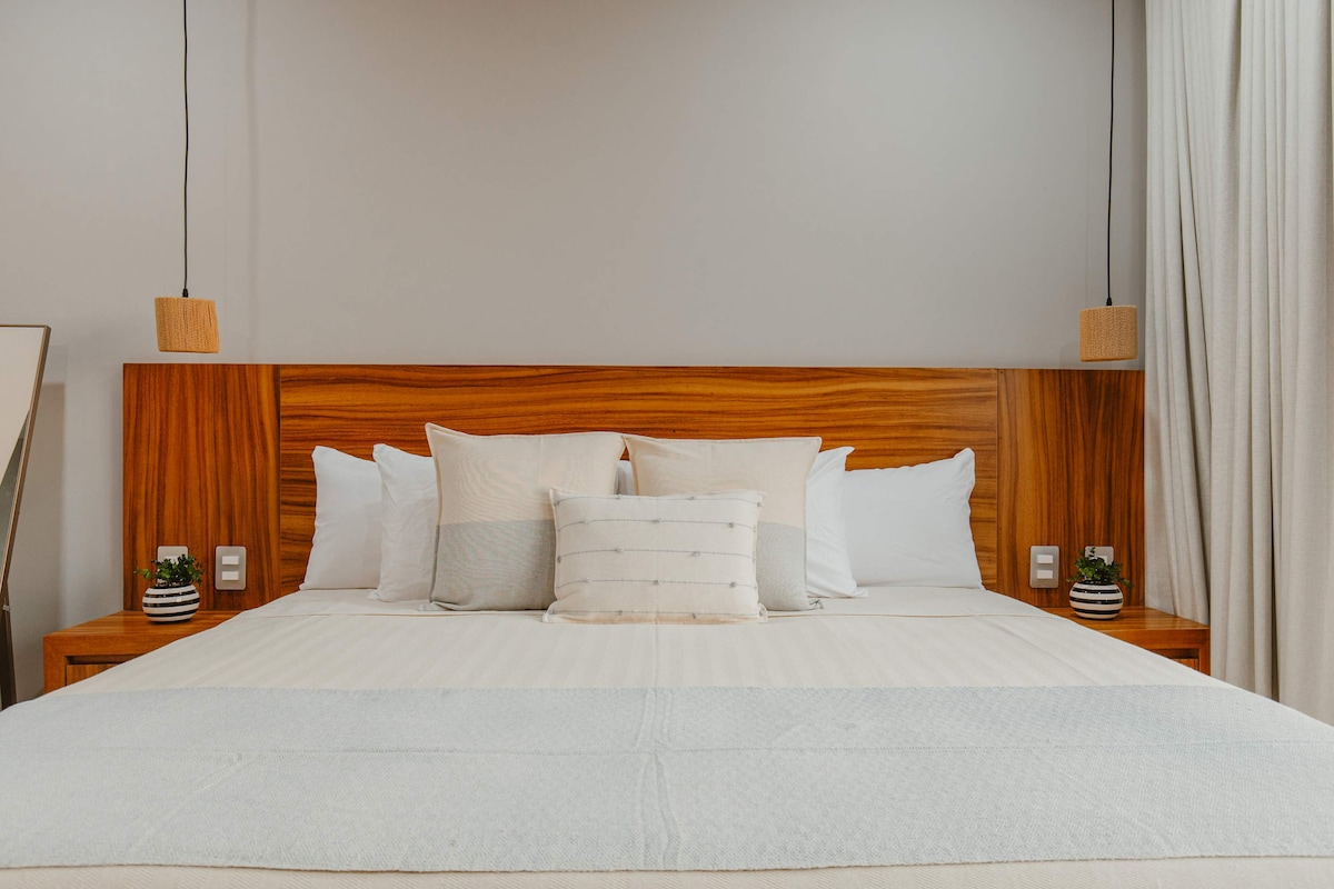 მთავარი საძინებელი: დატკბით სიმშვიდით ამ ელეგანტური დეკორითა და რბილი განათებით გამორჩეულ საცხოვრებელში.