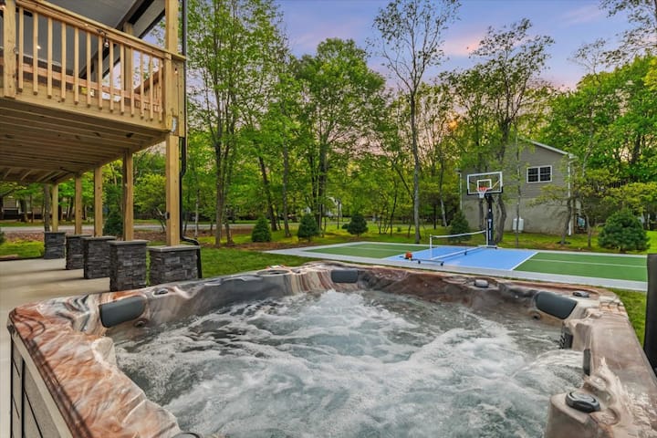 Luxury, Hot Tub, Sauna, Pickleball, Dog Friendly