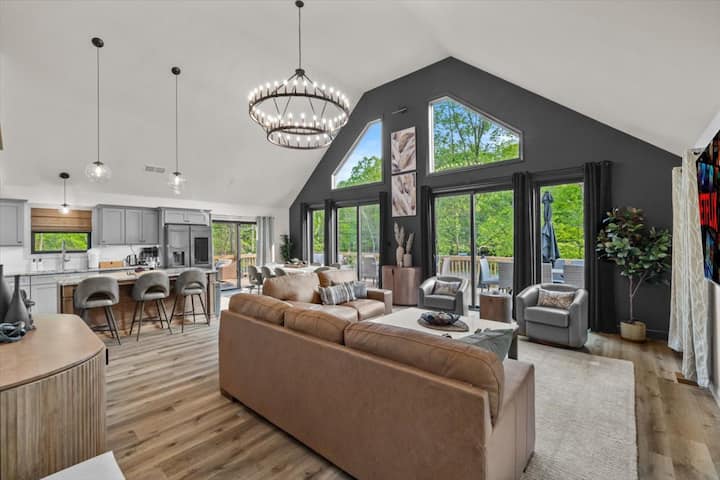 Luxury, Hot Tub, Sauna, Pickleball, Dog Friendly