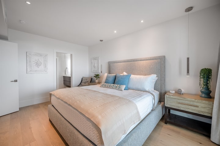 Primary King Suite | Palms Postcard | 1006 Ocean Blvd, Dunescape 103, Isle of Palms, SC | IOP Escapes