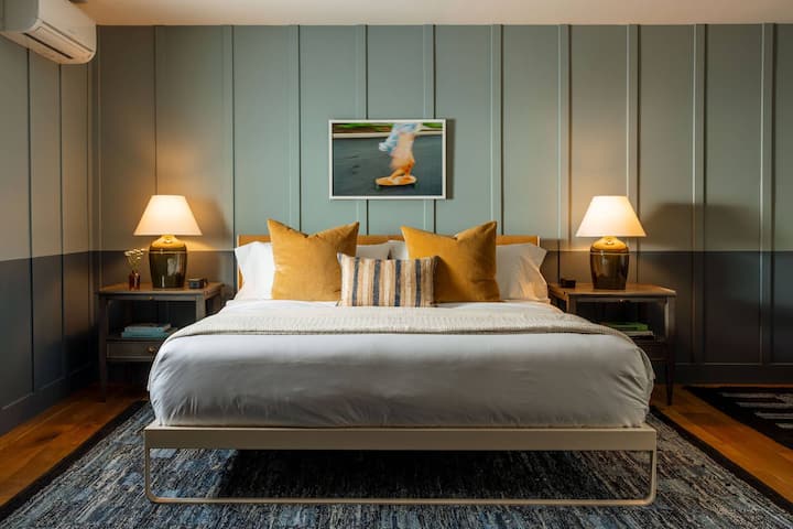 Karli Hummingbird Kottecindəki İsveçrə Kotteci retro dizaynı olan əla bir otaqdır.