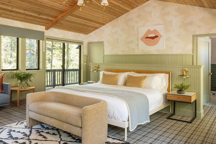 Karli Hörmüz Kottecindəki Kyu Bağları sakitləşdirici rəng sxemi olan füsunkar və cəlbedici yataq otağıdır.