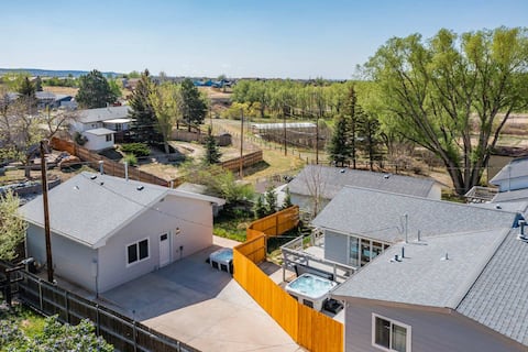 Parkside Estate! House & Cottage w/ 2 Hot Tubs!