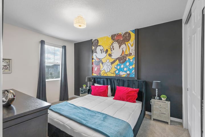 Segundo piso: habitación de Mickey y Minnie 1 cama tamaño king