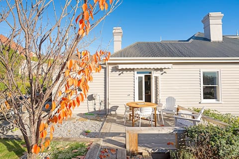 Rose Cottage—Charming Haven near CBD & Waterfront