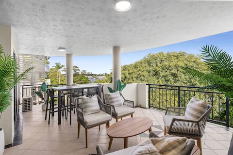 Modern 3-Bed Riverfront Apt w/ Pool in New Farm