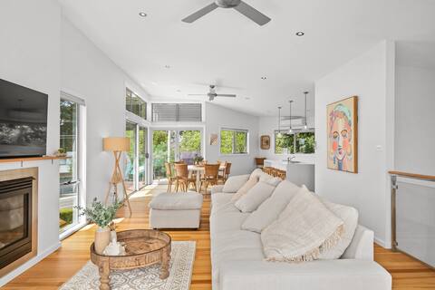 Luxurious 5-Bed Home by Avoca Beach