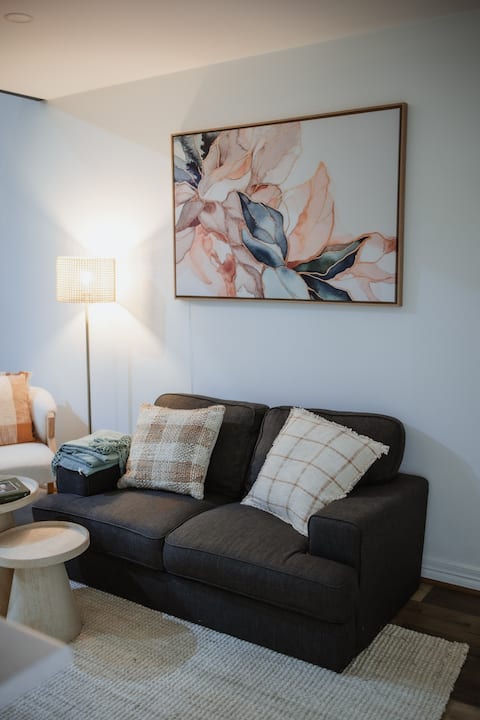 Top Airbnb: The Manhattan: Stylish 2BR - NYC Vibes in Spring Hill